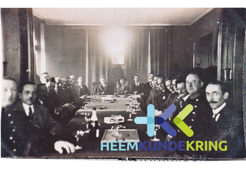 Lobith gemeente raad Herwen en Aerdt met ambtenaren W.Bruns en echtgenote Paula van de Loo en secretaris Huub Mulder Coll. G.B.Janssen F0000052